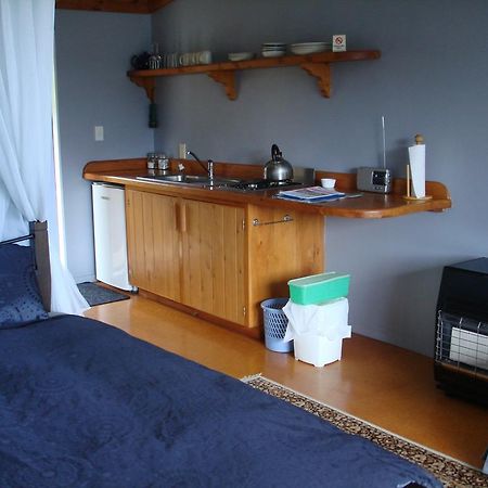 Manuka Lodge Tryphena Экстерьер фото